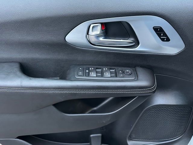 Used 2026 Chrysler Pacifica Limited image 6