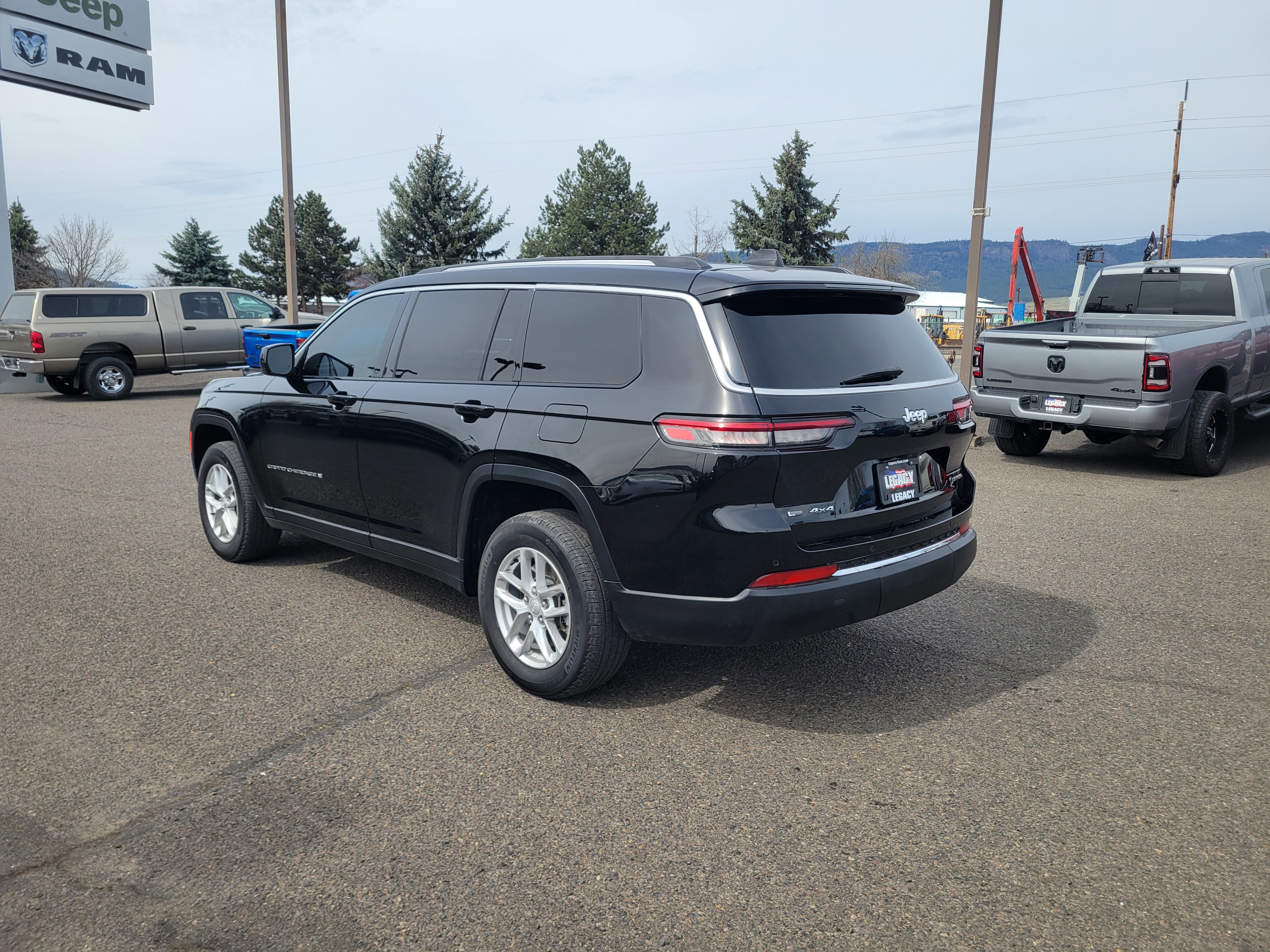 Used 2022 Jeep Grand Cherokee L Laredo w/ Luxury Tech Group I image 13