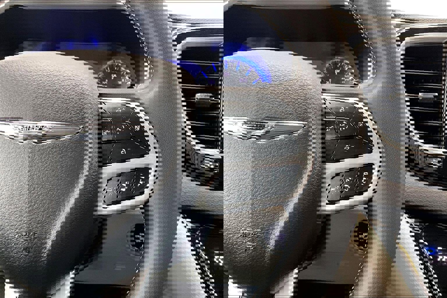 Used 2024 Chrysler Pacifica Touring-L image 21