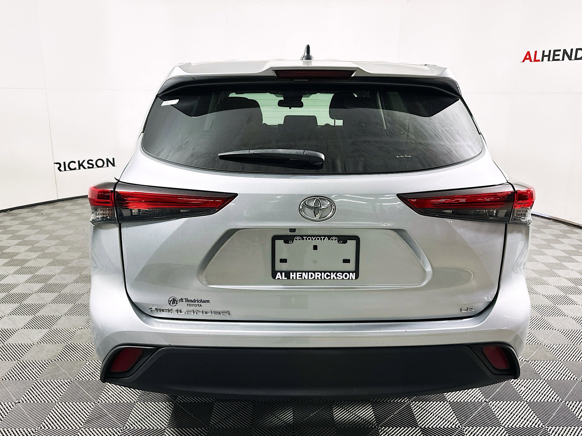 Used 2023 Toyota Highlander LE image 4