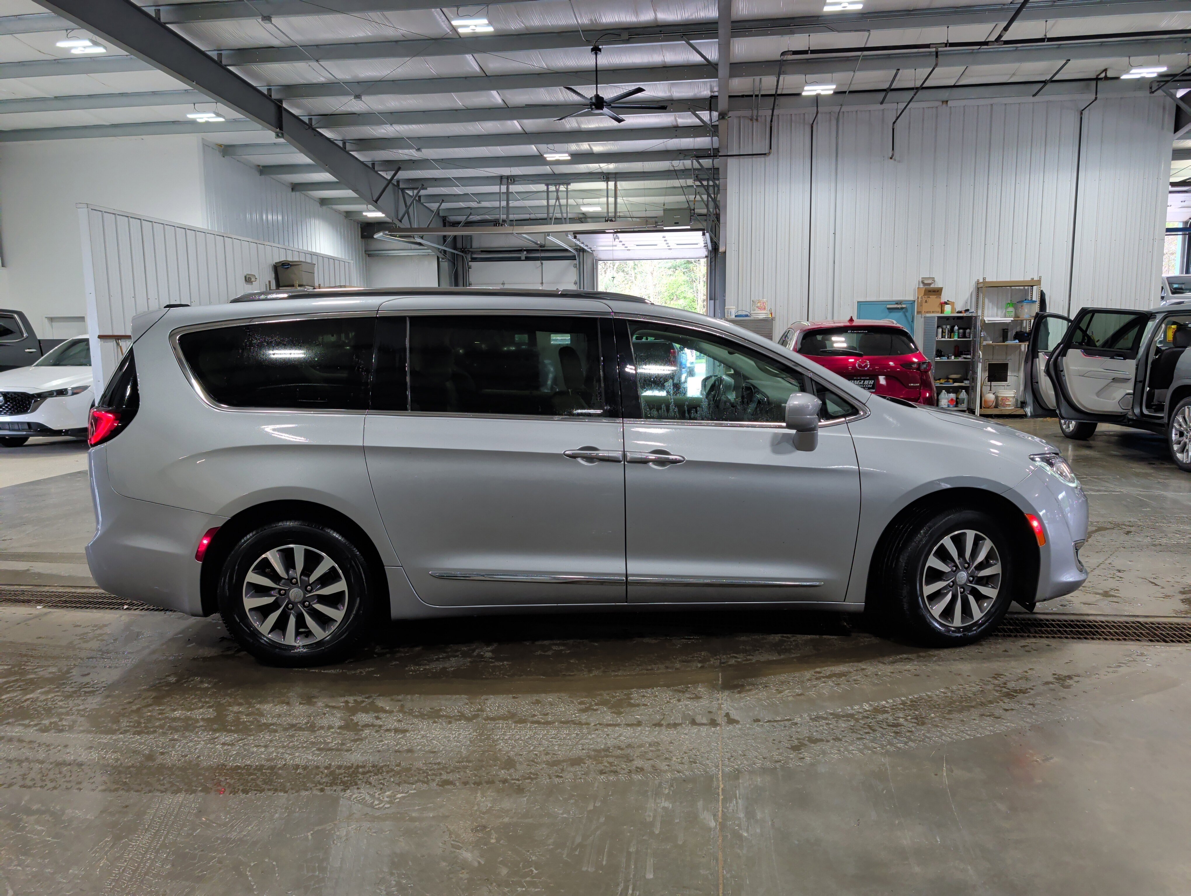 Used 2020 Chrysler Pacifica Touring-L Plus FWD image 2