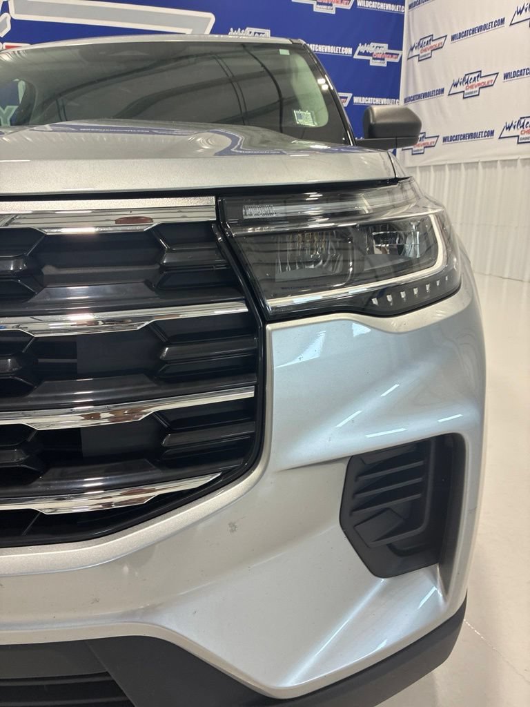 Used 2025 Ford Explorer Active AWD/4WD image 9