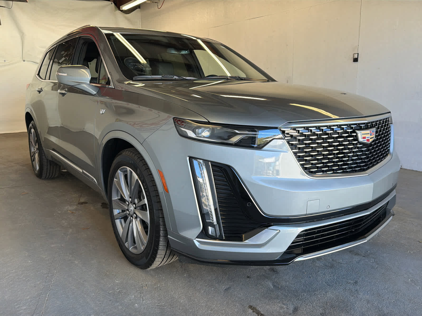 Used 2025 Cadillac XT6 Premium Luxury FWD image 4