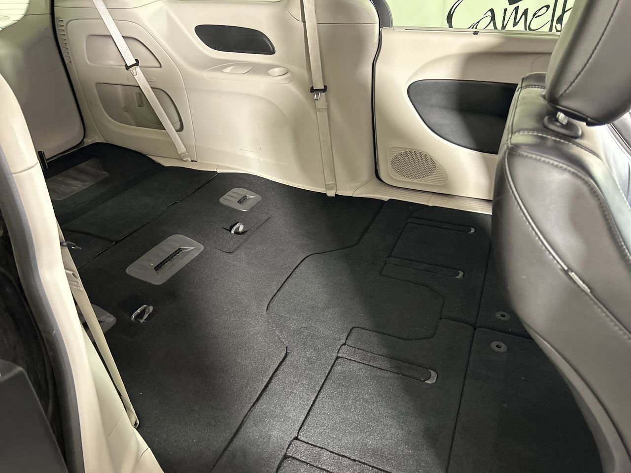 Used 2023 Chrysler Pacifica Touring-L image 24