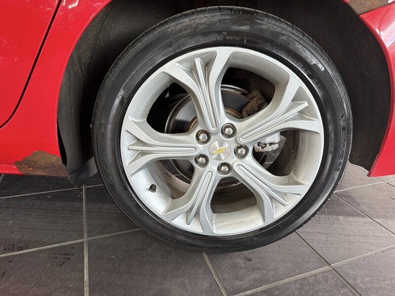 Used 2019 Chevrolet Cruze Premier FWD image 29