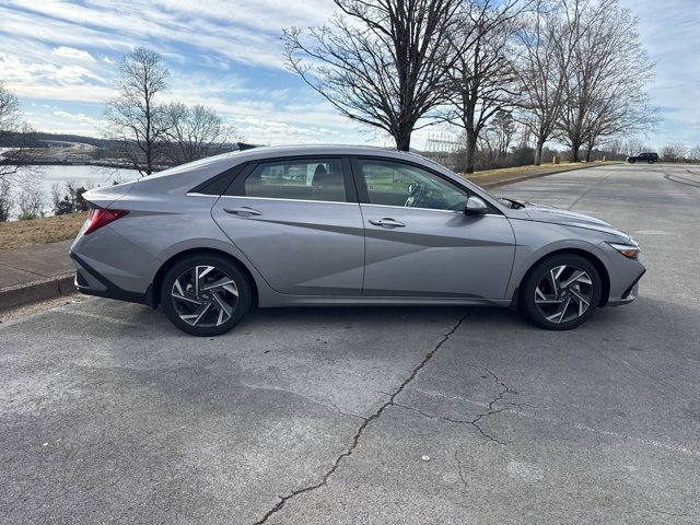 Used 2025 Hyundai Elantra SEL image 8