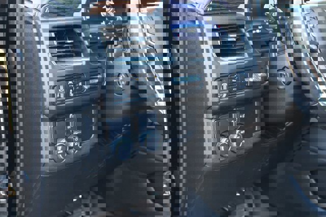 Used 2023 Chevrolet Suburban Premier image 26