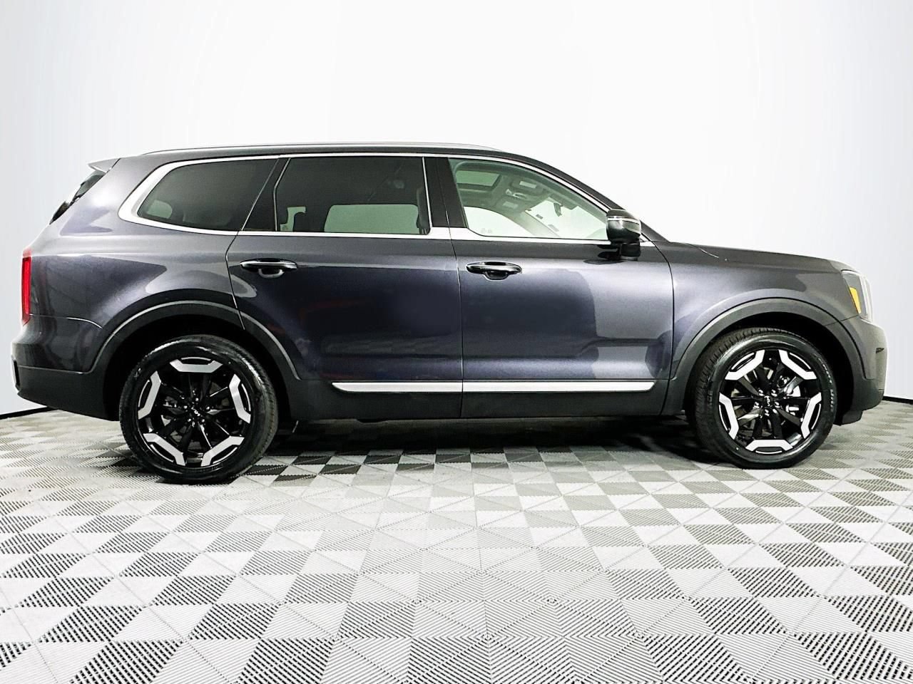Used 2025 Kia Telluride S AWD/4WD image 28