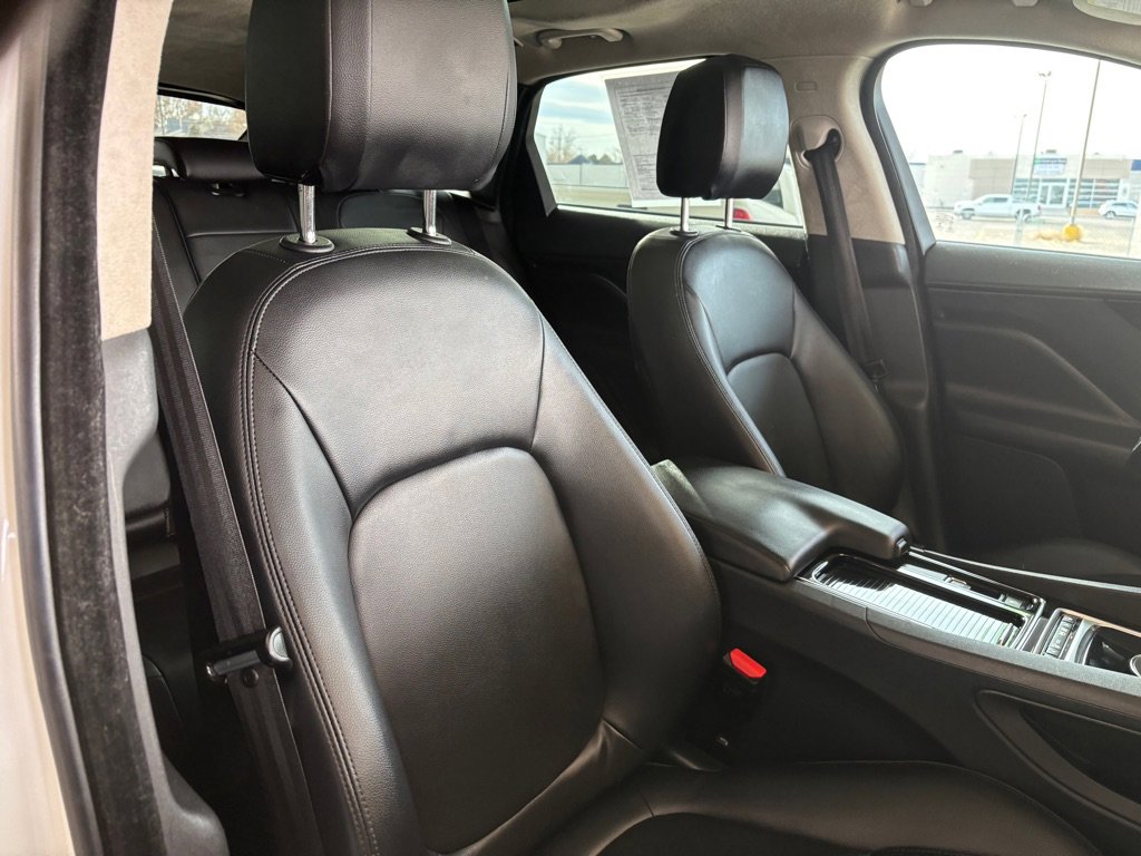Used 2019 Jaguar F-PACE Premium image 27