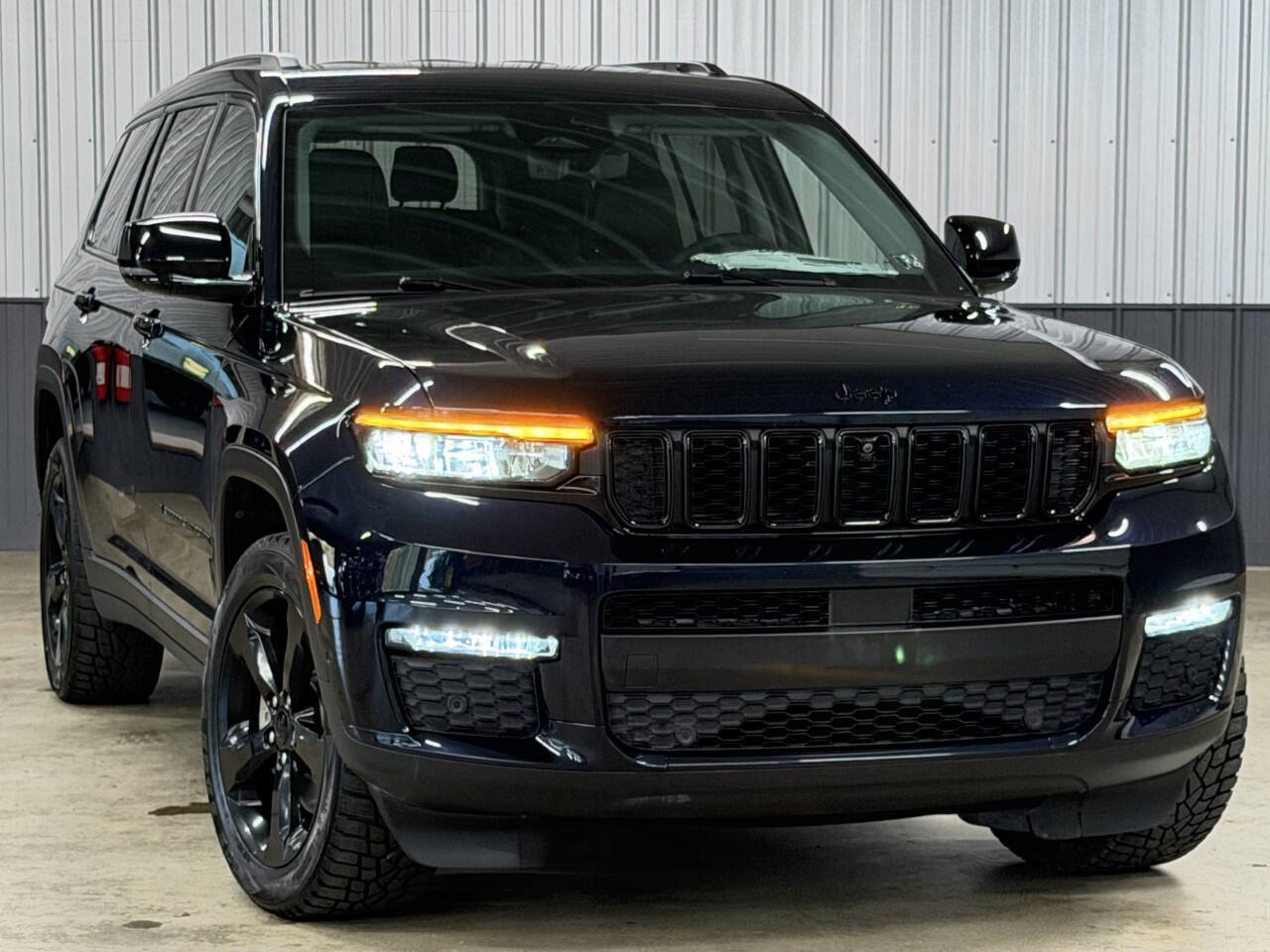 Used 2023 Jeep Grand Cherokee L Limited w/ Luxury Tech Group II image 1