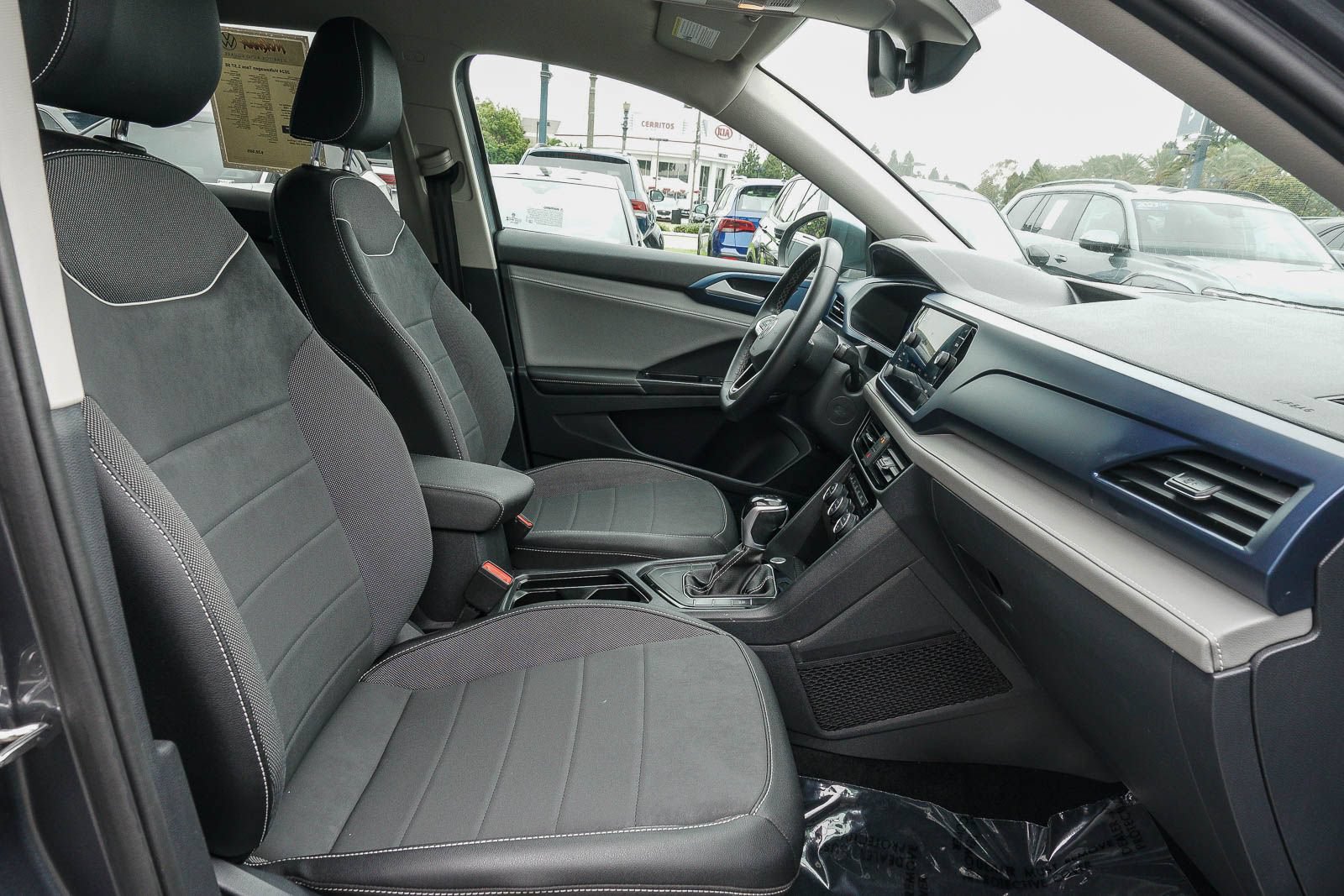 Used 2024 Volkswagen Taos SE FWD image 17