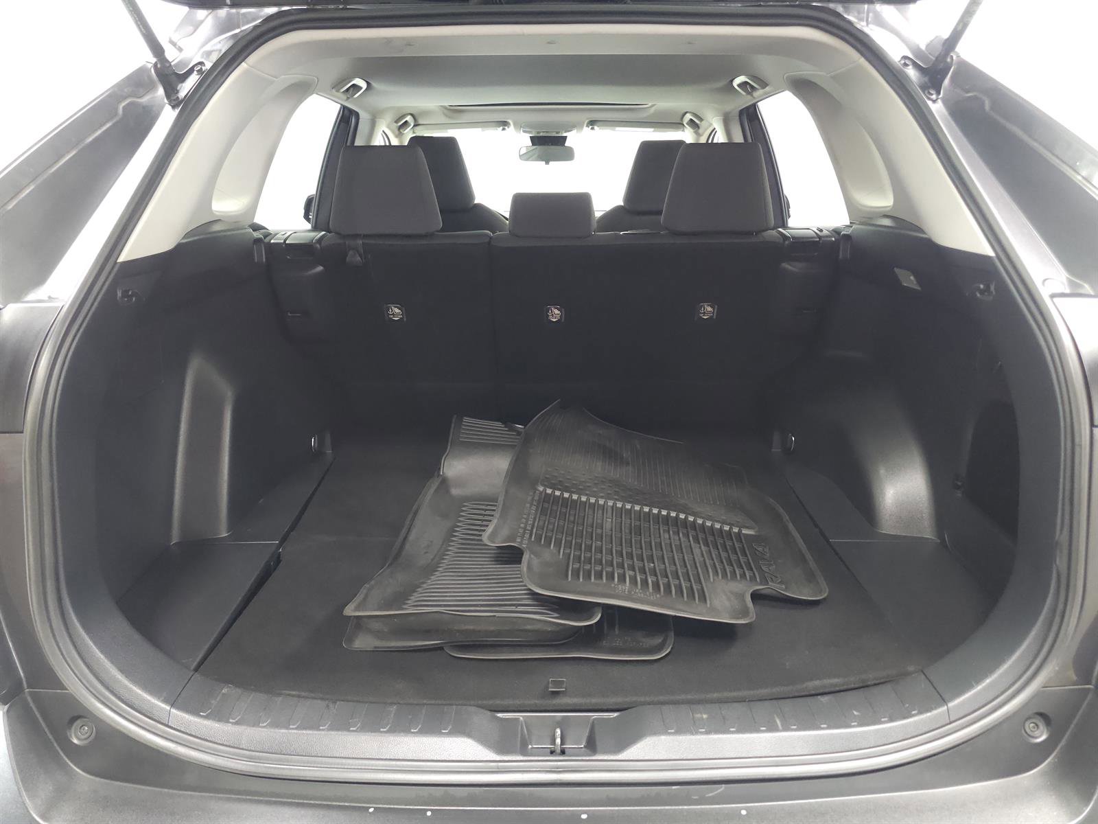 Used 2019 Toyota RAV4 XLE AWD/4WD image 11