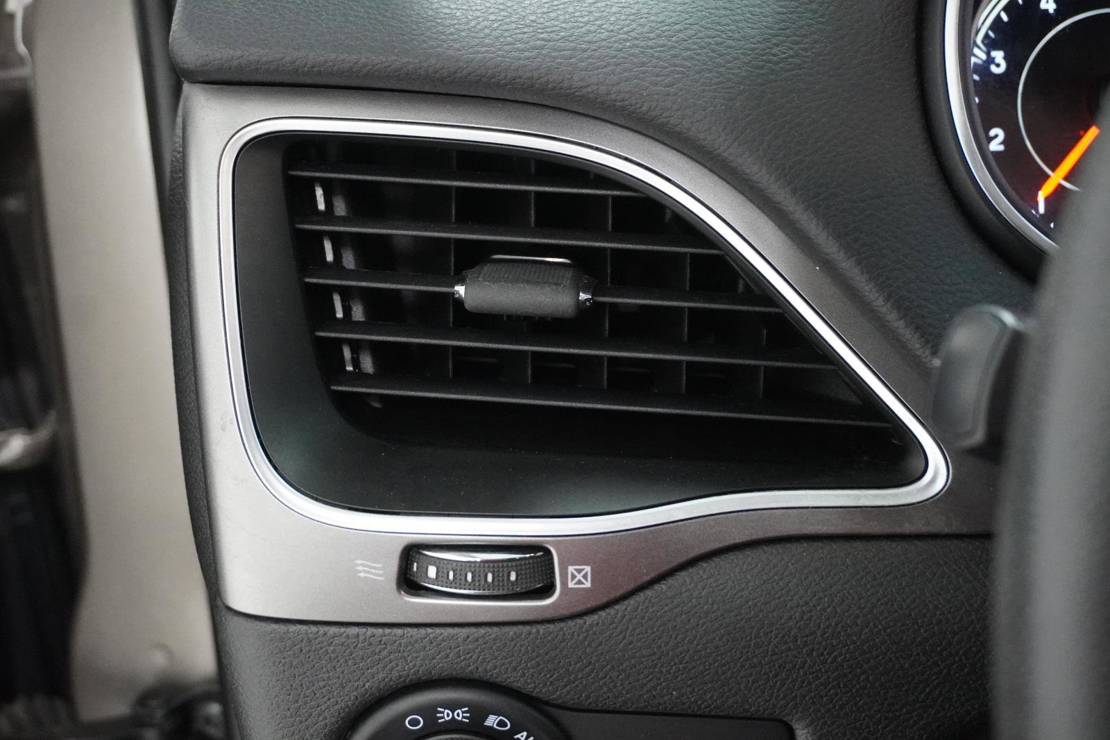 Used 2019 Jeep Cherokee Latitude w/ Popular Appearance Group image 19