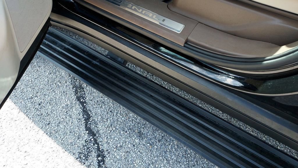 Used 2022 GMC Yukon XL Denali w/ Denali Premium Package image 11