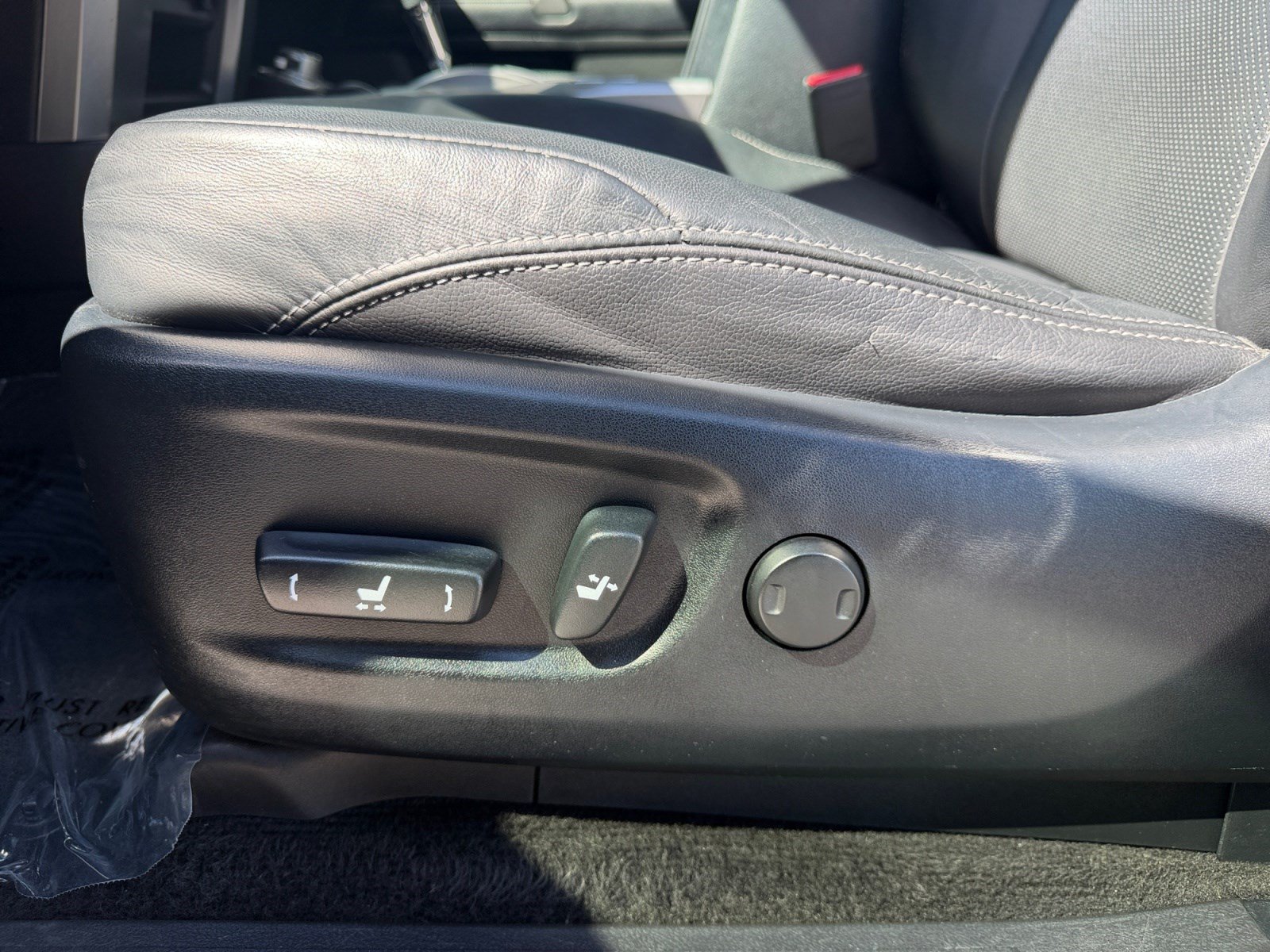 Used 2019 Toyota 4Runner Limited w/ Four Season Floor Mat Package AWD/4WD image 14