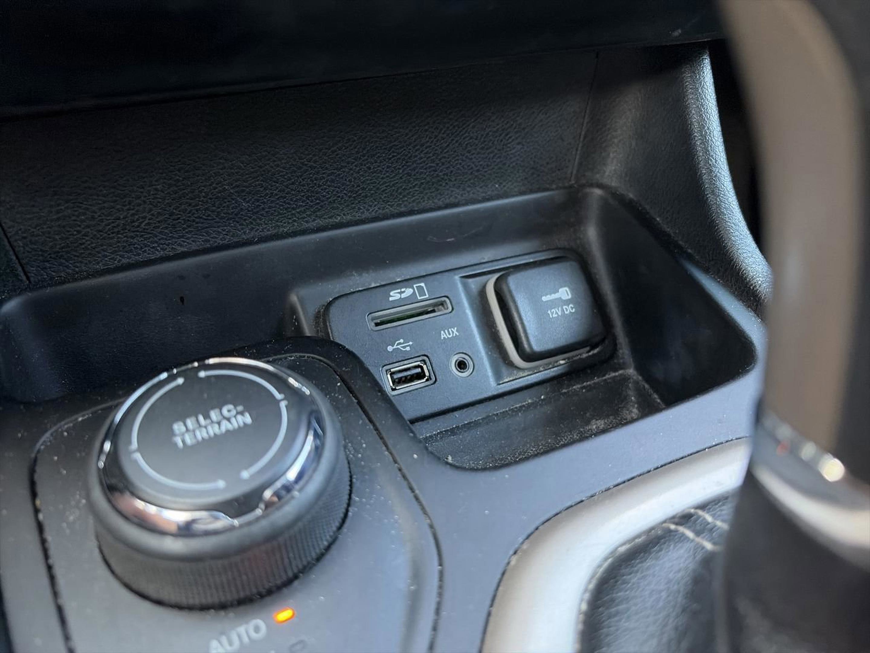 Used 2016 Jeep Cherokee Latitude w/ Cold Weather Group image 22