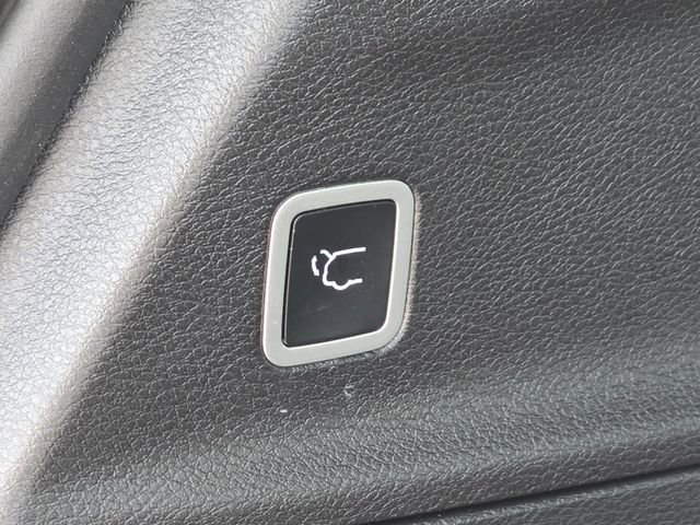 Used 2025 Chrysler Voyager LX image 17