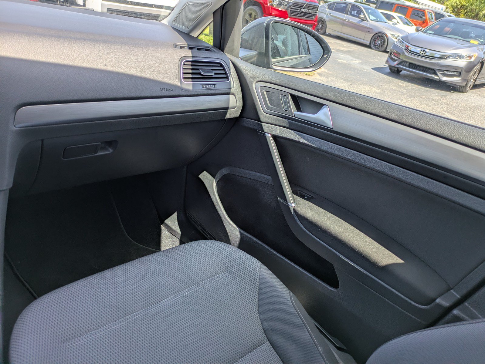 Used 2018 Volkswagen Golf S FWD image 13