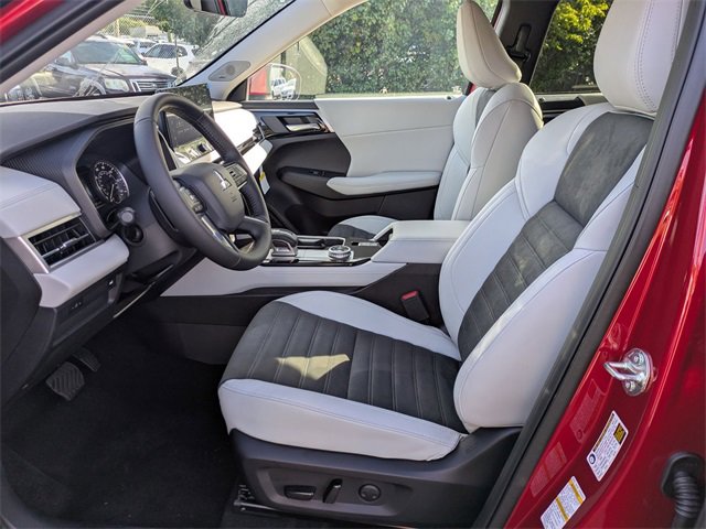 New 2025 Mitsubishi Outlander SE image 14