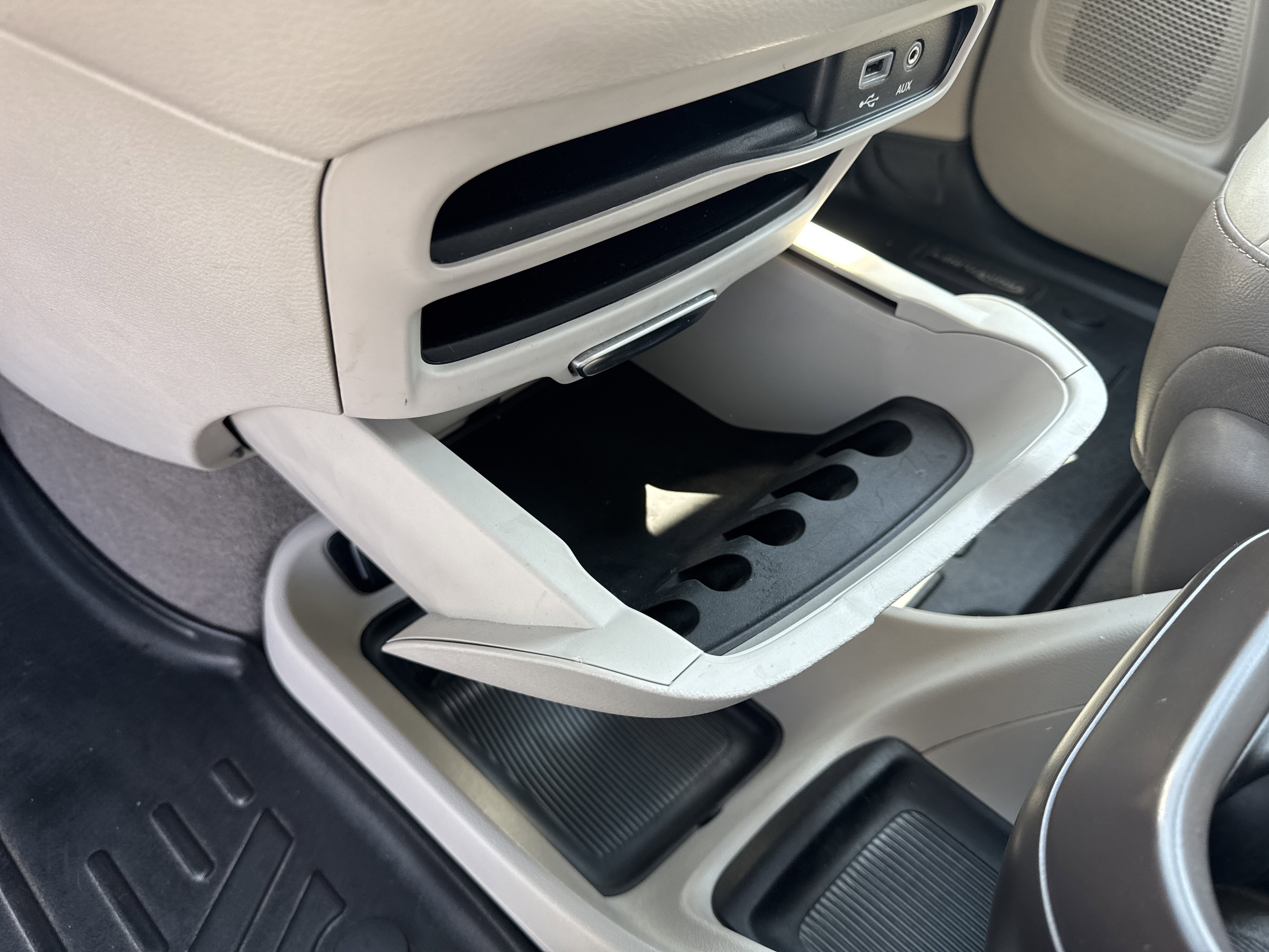 Used 2018 Chrysler Pacifica Touring-L w/ Advanced Safetytec Group image 11