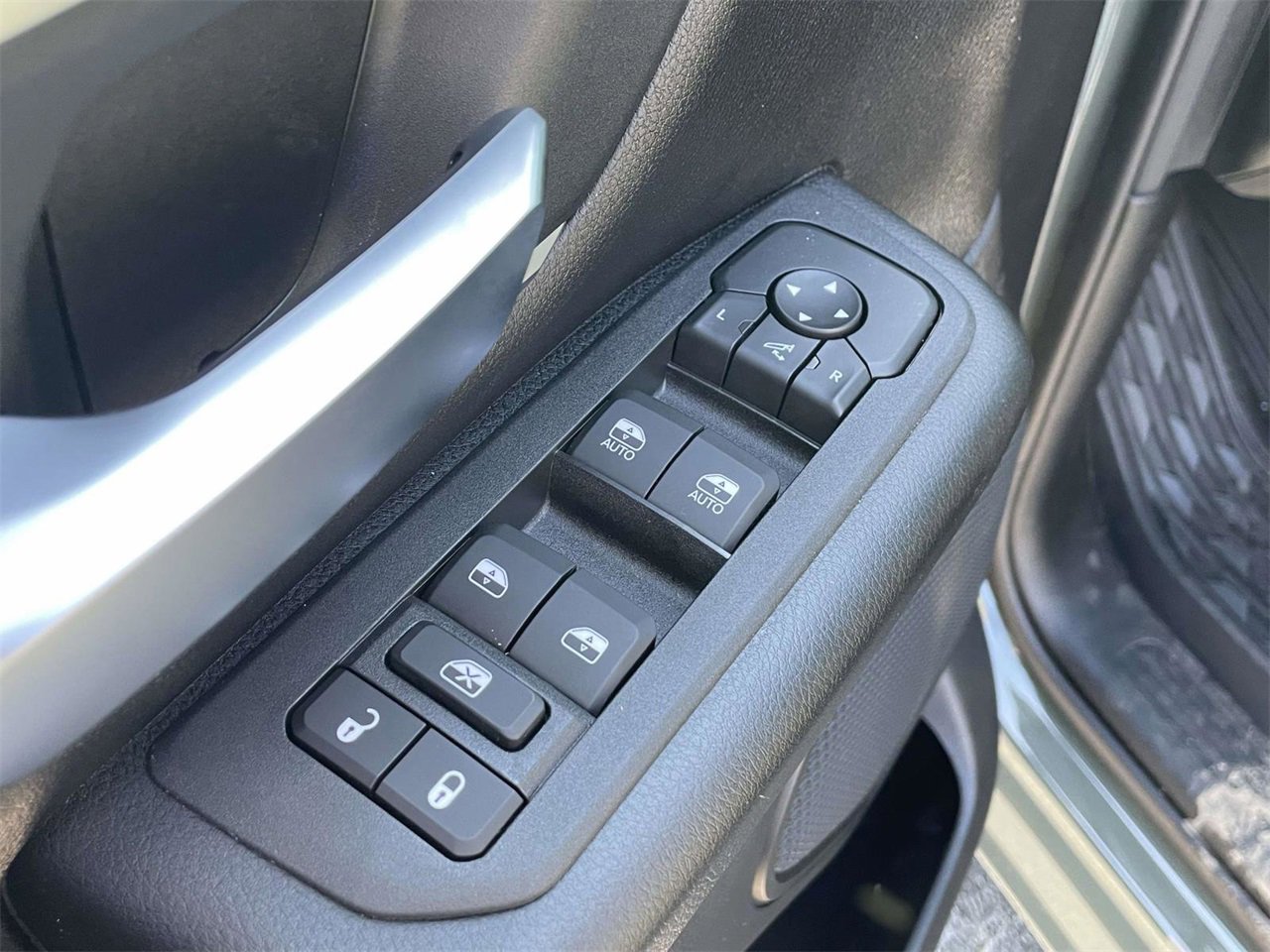 New 2026 RAM 1500 4x4 Crew Cab image 28