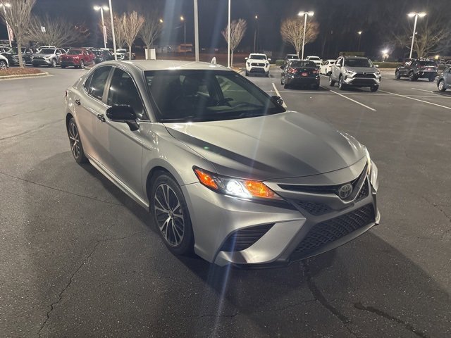 Used 2018 Toyota Camry SE image 3