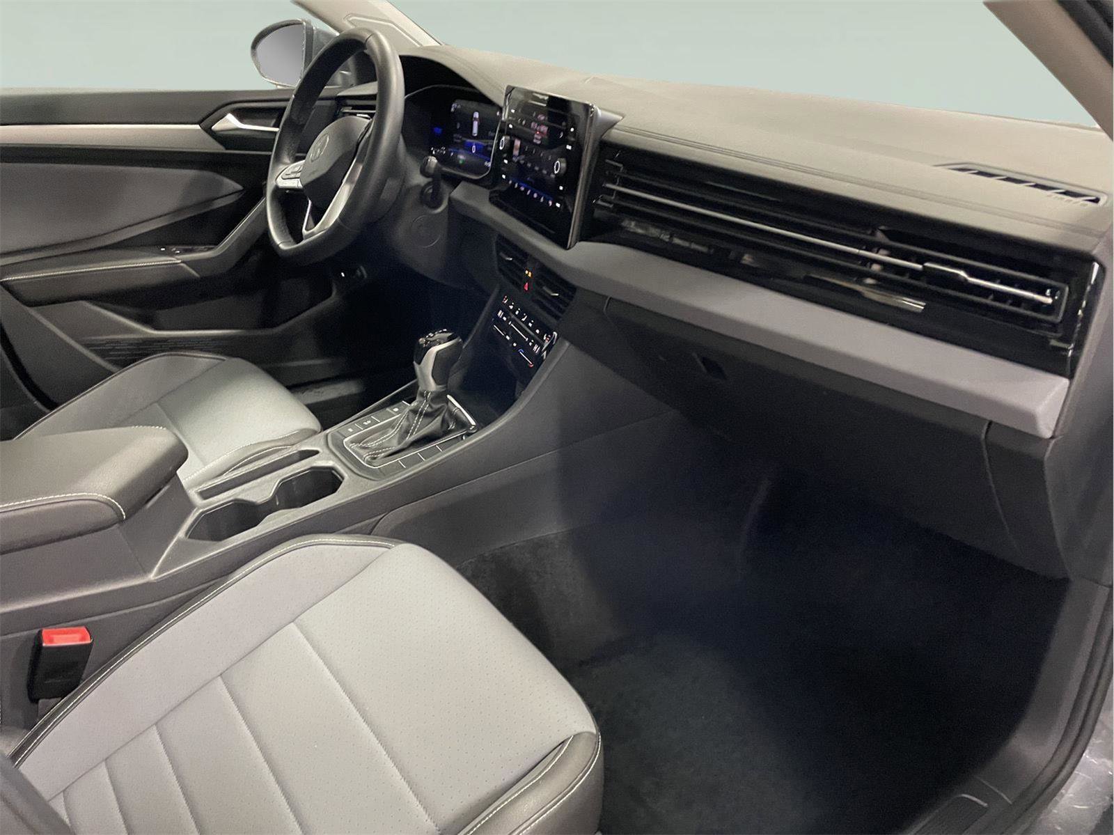 Used 2025 Volkswagen Jetta SE image 19