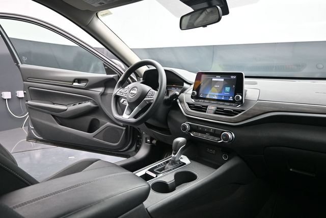 Used 2025 Nissan Altima 2.5 SV FWD image 42