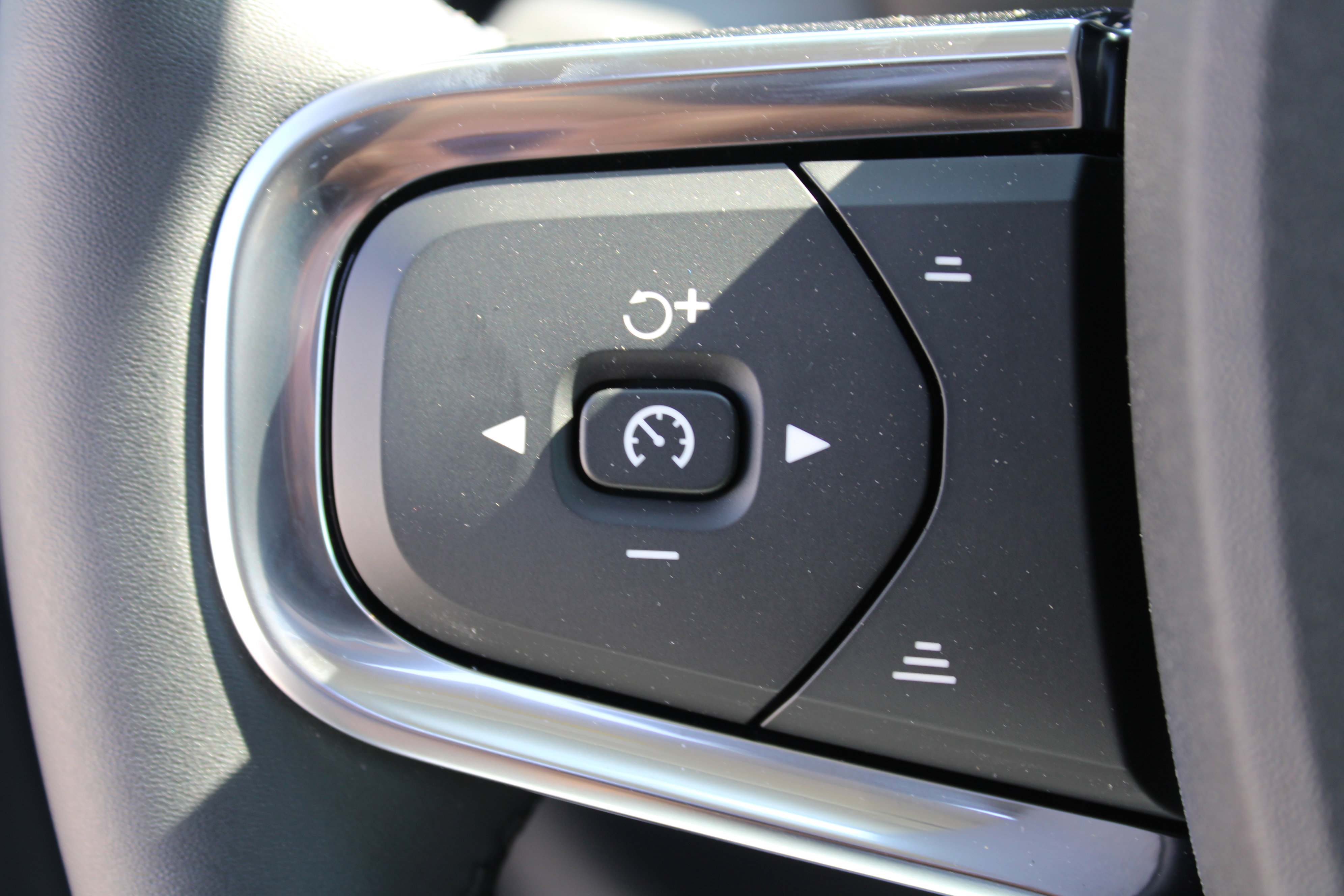 New 2025 Volvo XC40 B5 Plus w/ Protection Package Premier image 22