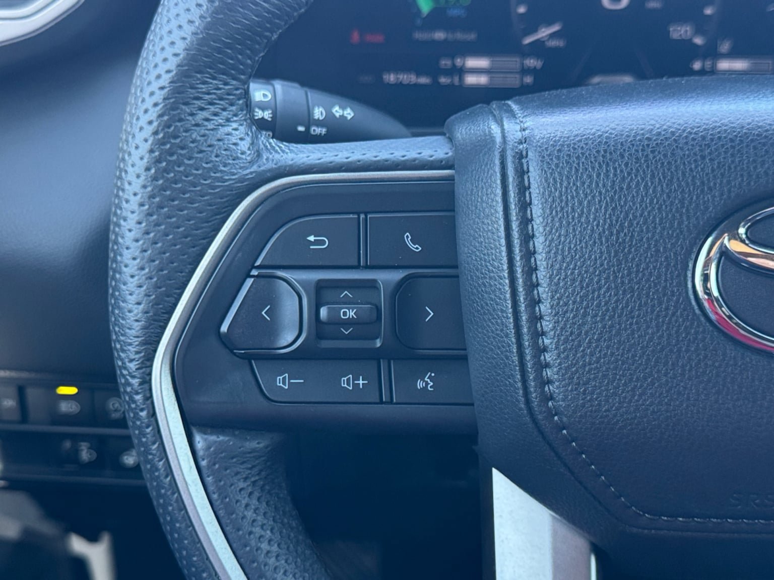 Used 2025 Toyota Tundra Limited AWD/4WD image 22