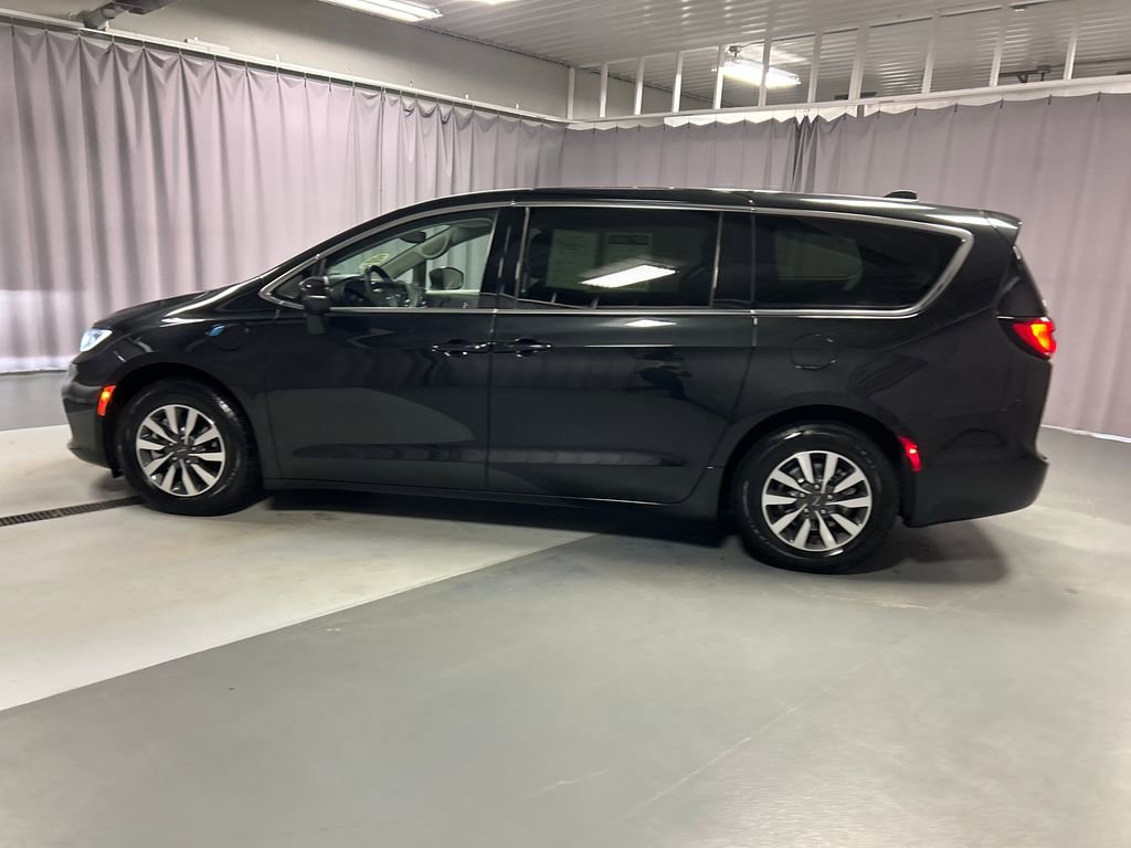 Used 2023 Chrysler Pacifica Touring-L FWD image 4