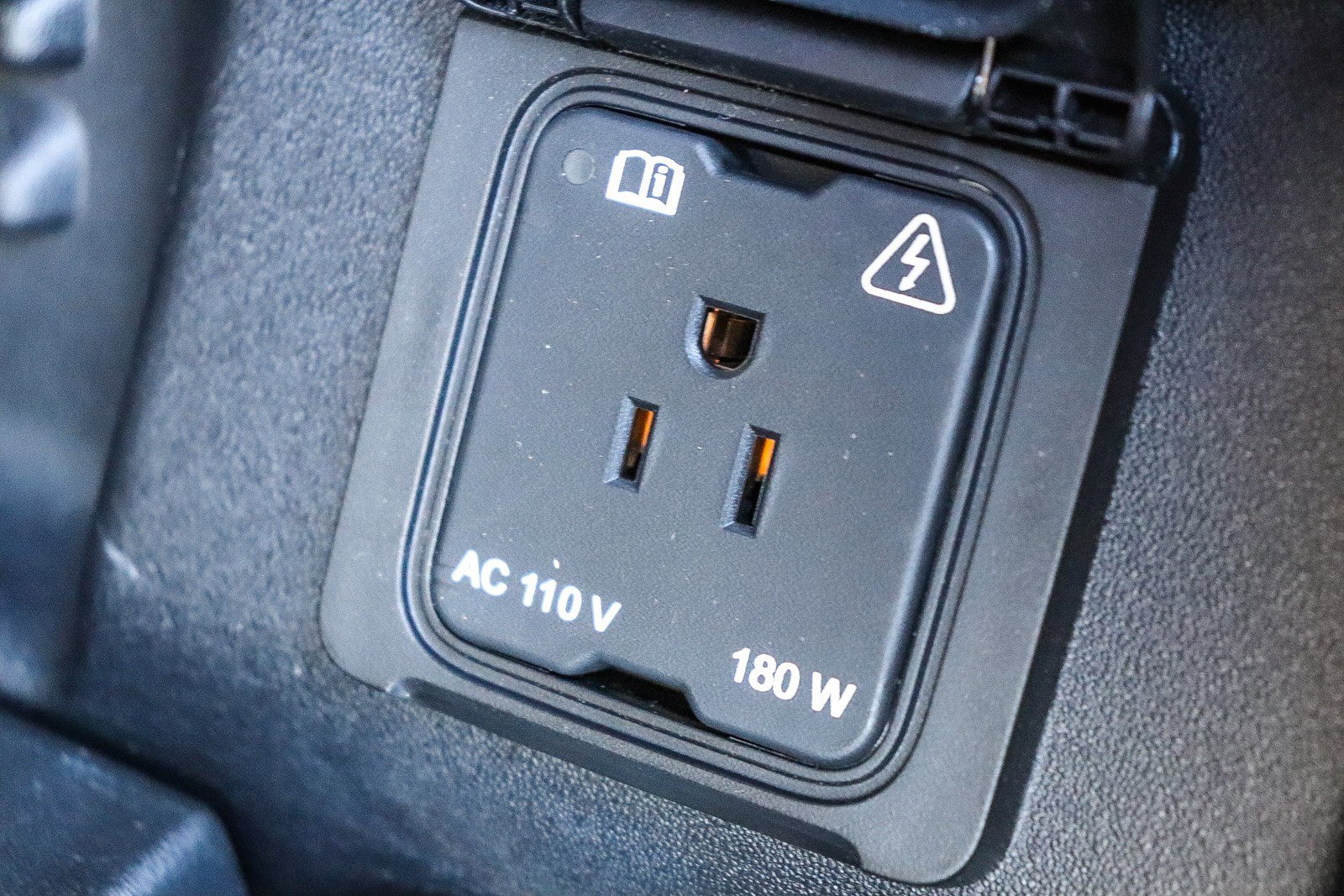 Used 2023 Land Rover Defender 110 X image 31