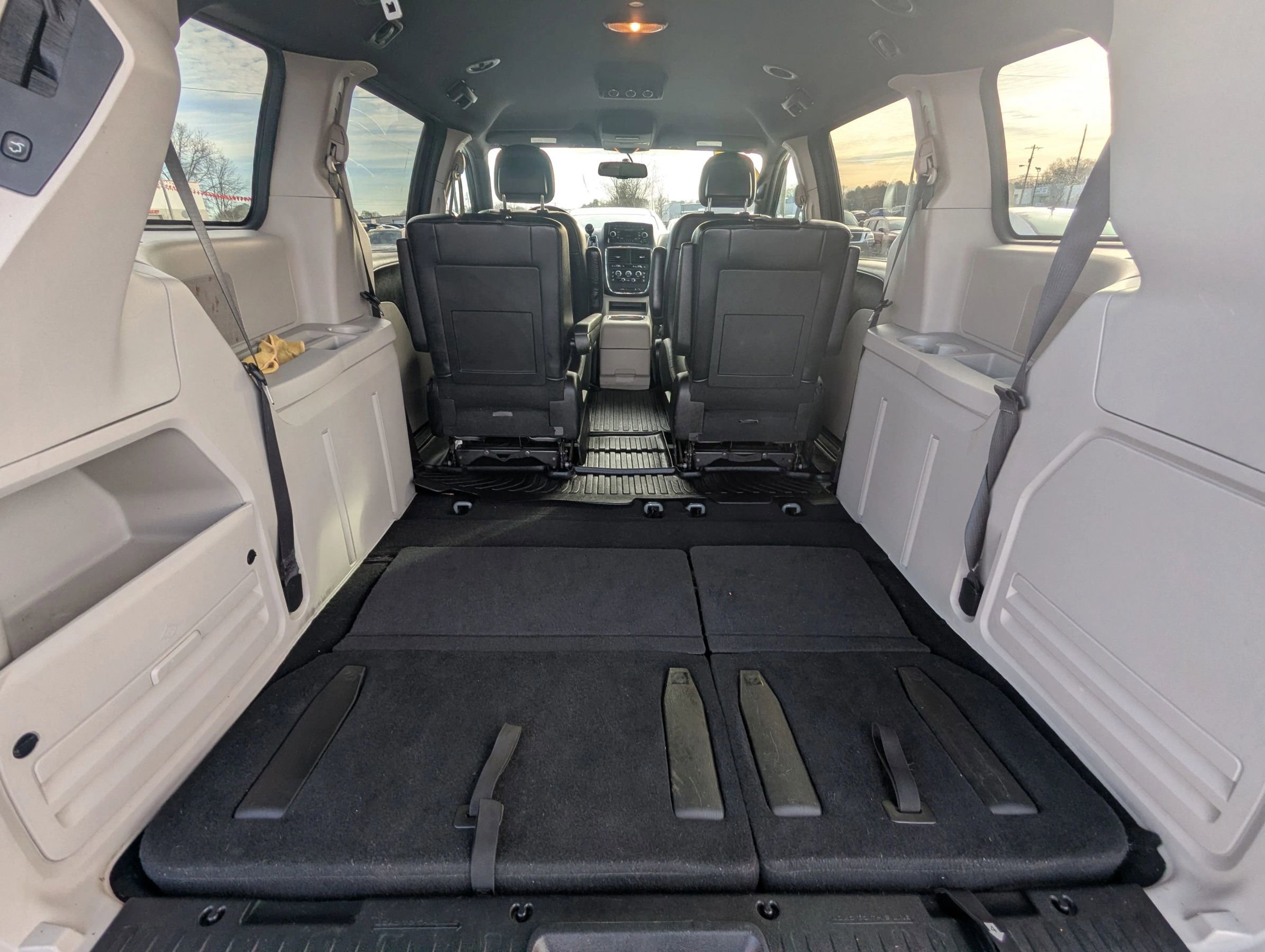 Used 2017 Dodge Grand Caravan SXT image 9