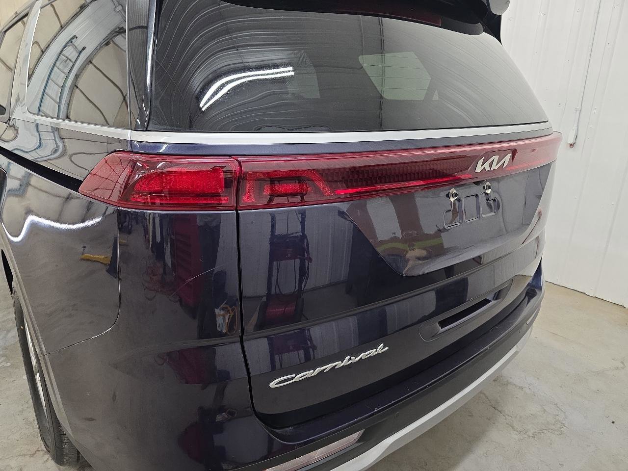 Used 2022 Kia Carnival LX FWD image 12