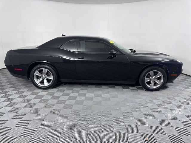 Used 2016 Dodge Challenger SXT w/ Driver Convenience Group RWD image 2