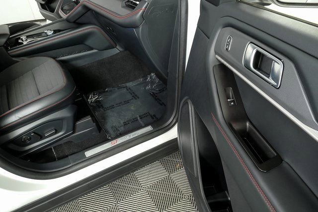 Used 2025 Ford Explorer ST-Line w/ Premium Package RWD image 24