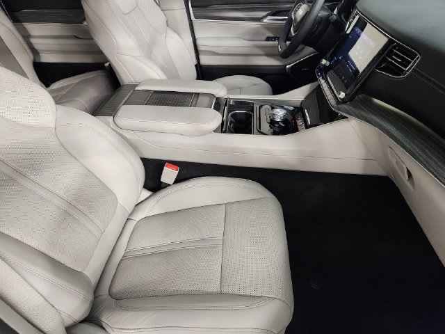 Used 2024 Jeep Wagoneer L Series II w/ Flexible Seating Group RWD image 3