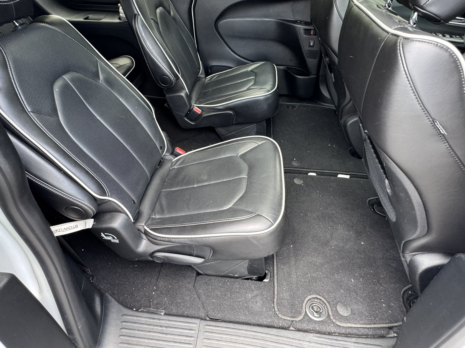 Used 2025 Chrysler Pacifica Limited FWD image 19