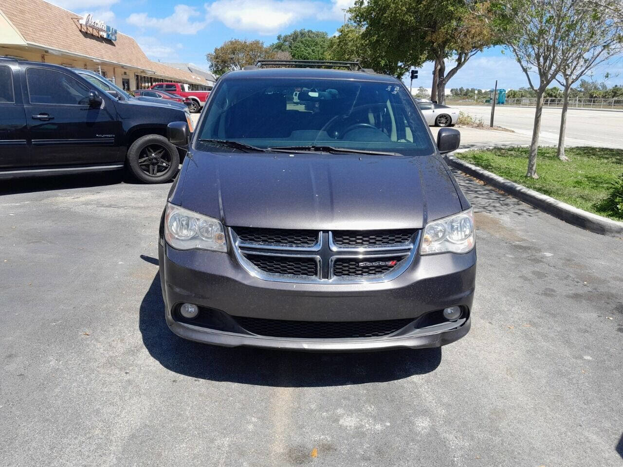 Used 2017 Dodge Grand Caravan SXT image 3