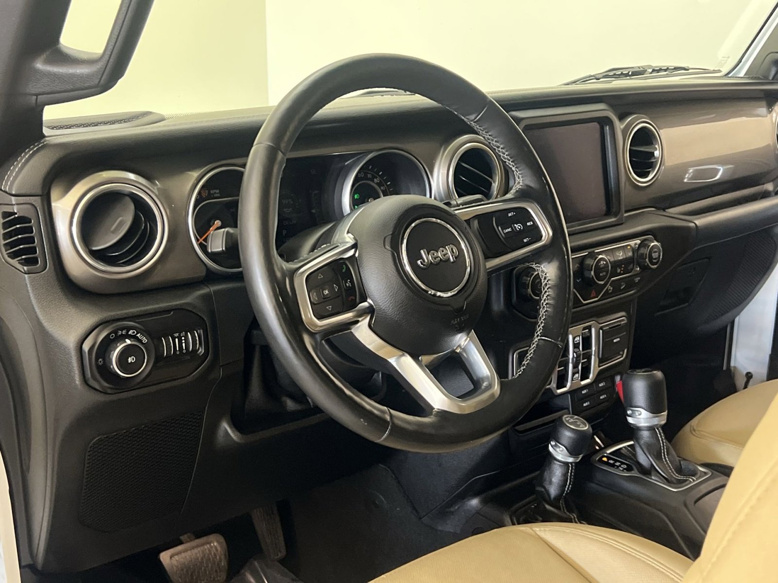 Used 2018 Jeep Wrangler Unlimited Sahara image 14