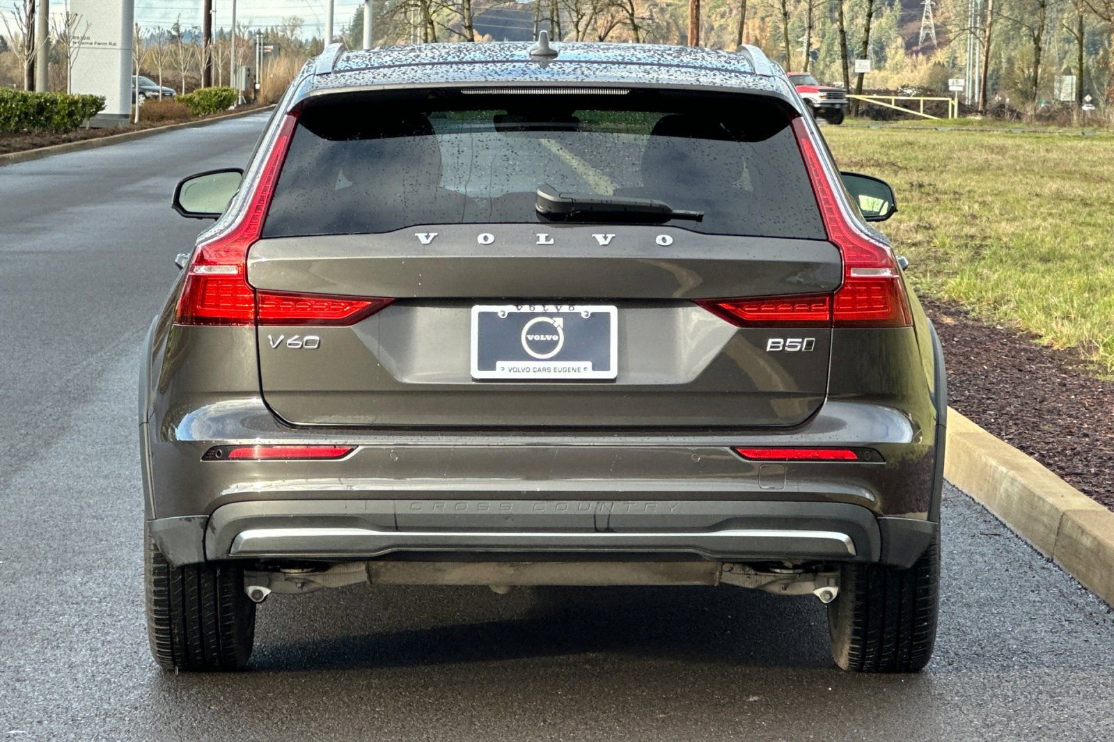Used 2025 Volvo V60 B5 Cross Country Plus image 4