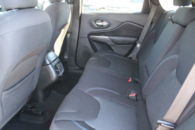Used 2019 Jeep Cherokee Latitude w/ Popular Appearance Group image 32