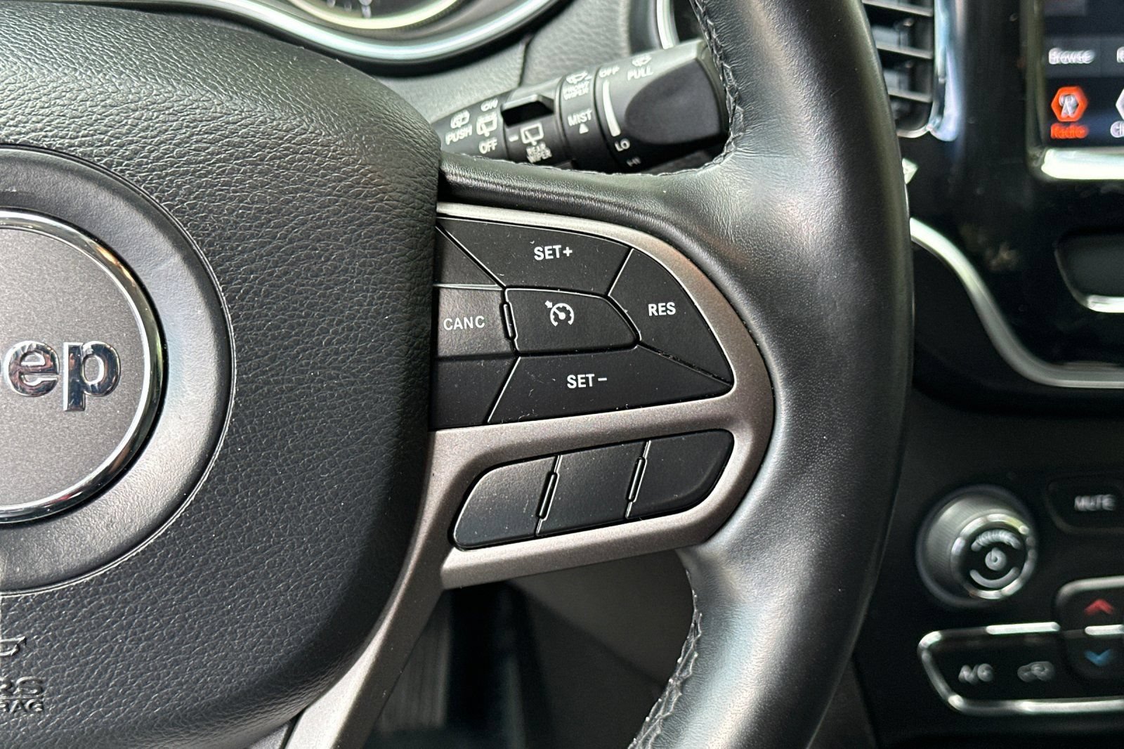 Used 2020 Jeep Cherokee Limited w/ Advanced Safety Group FWD image 30