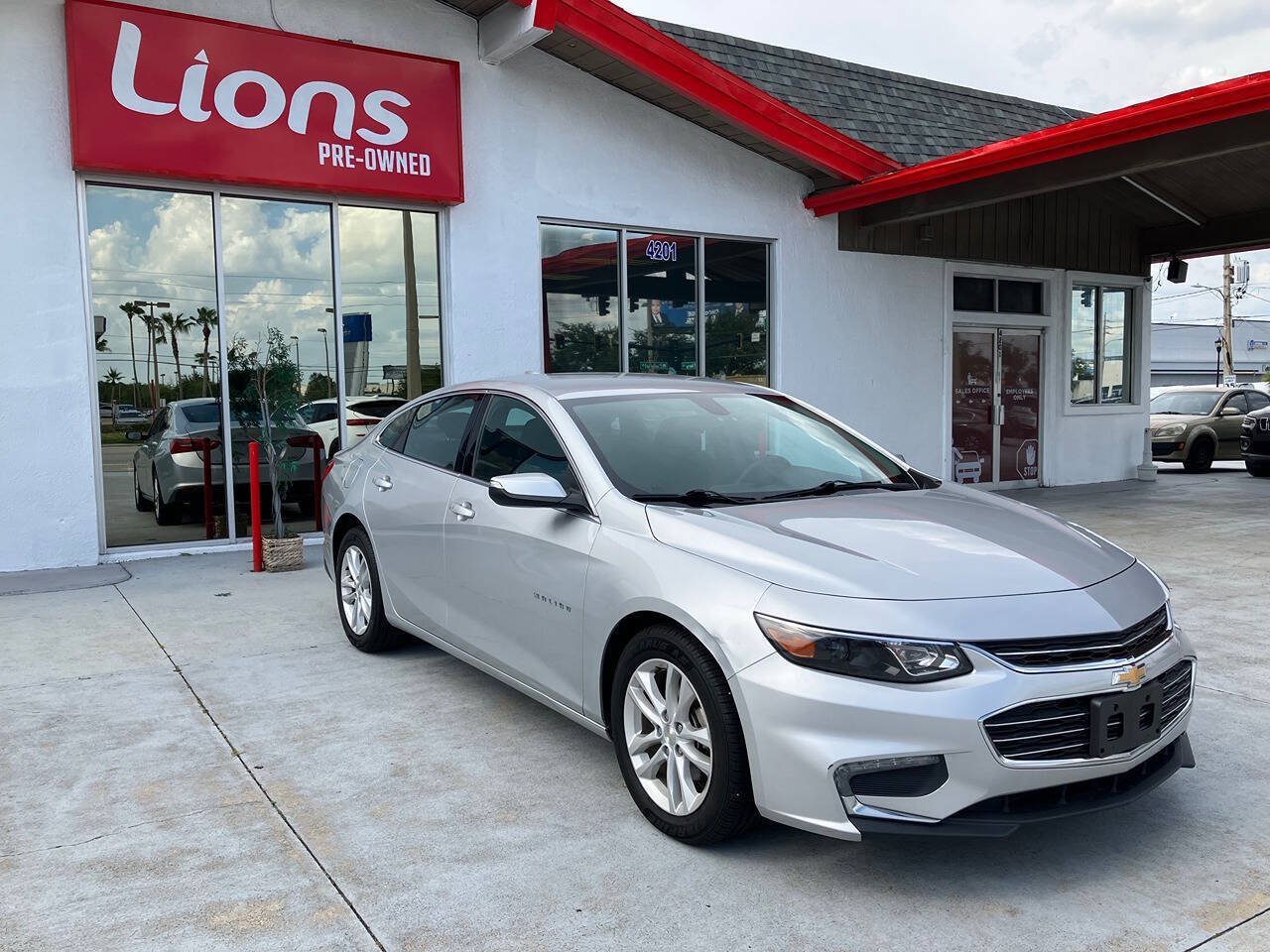 Used 2018 Chevrolet Malibu LT FWD image 2