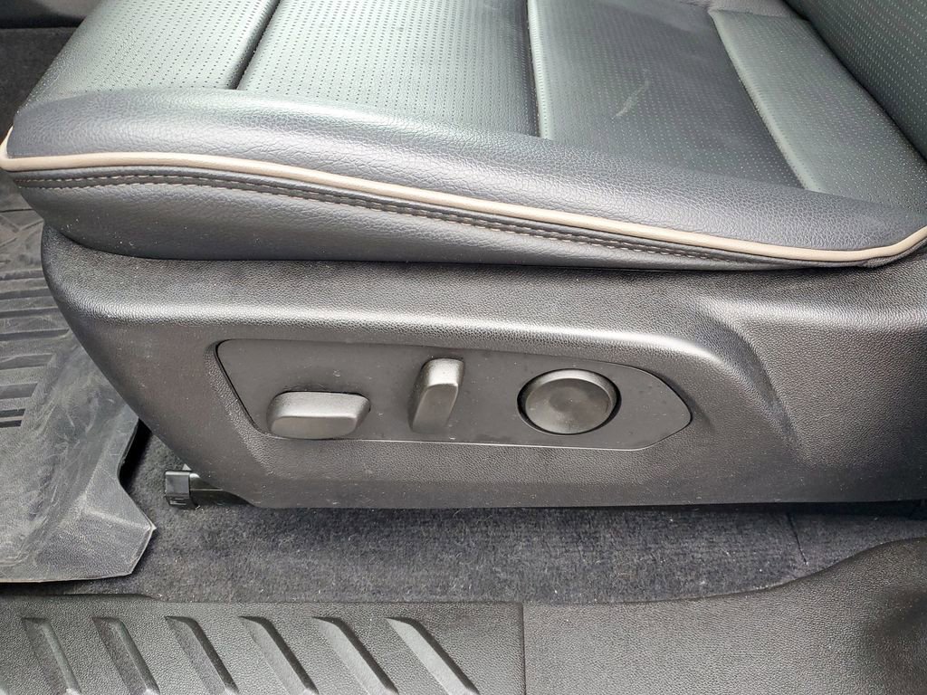 Used 2024 GMC Canyon Denali image 8