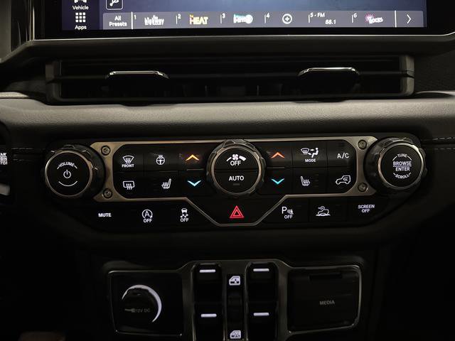 Used 2024 Jeep Gladiator Rubicon w/ Technology Group image 19