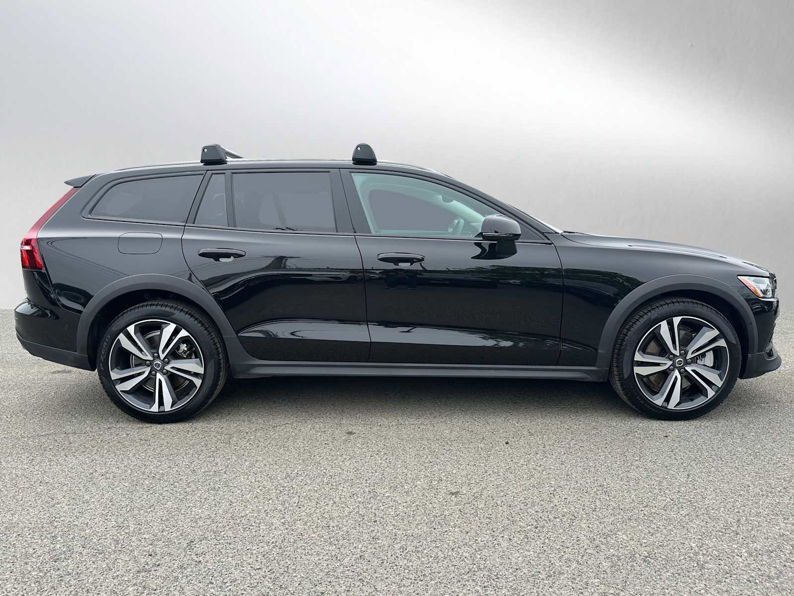 Used 2026 Volvo V60 B5 Cross Country Plus w/ Climate Package AWD/4WD image 2
