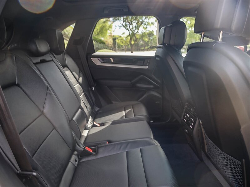 Used 2024 Porsche Cayenne AWD/4WD image 20