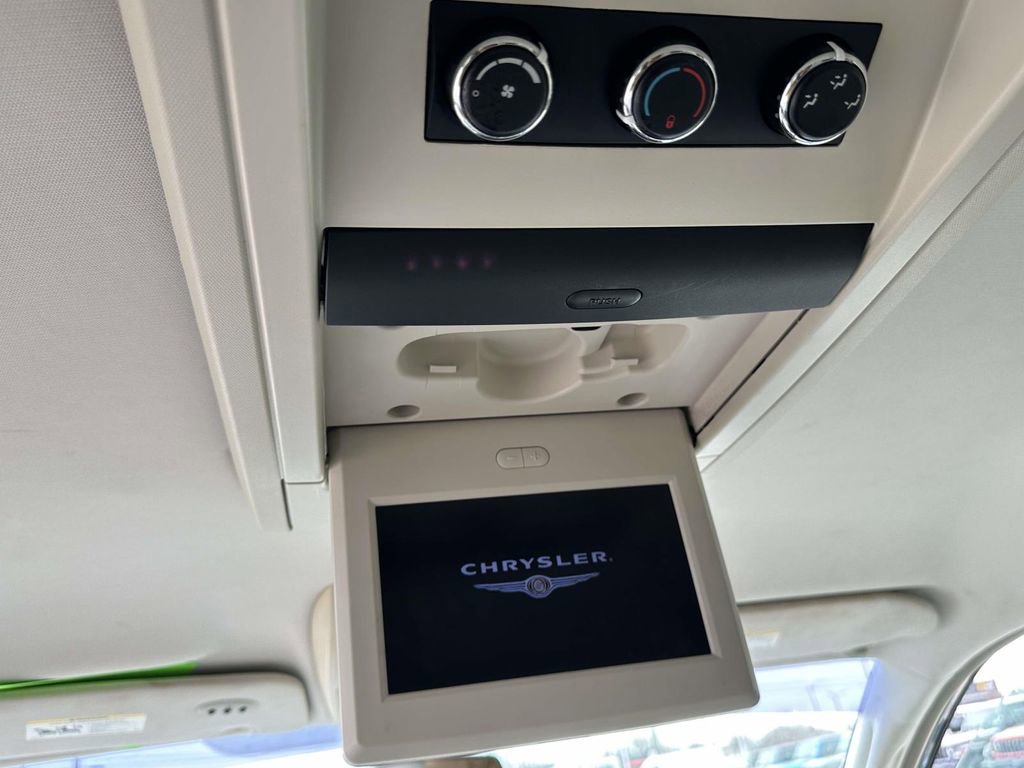 Used 2008 Chrysler Town & Country Touring image 14