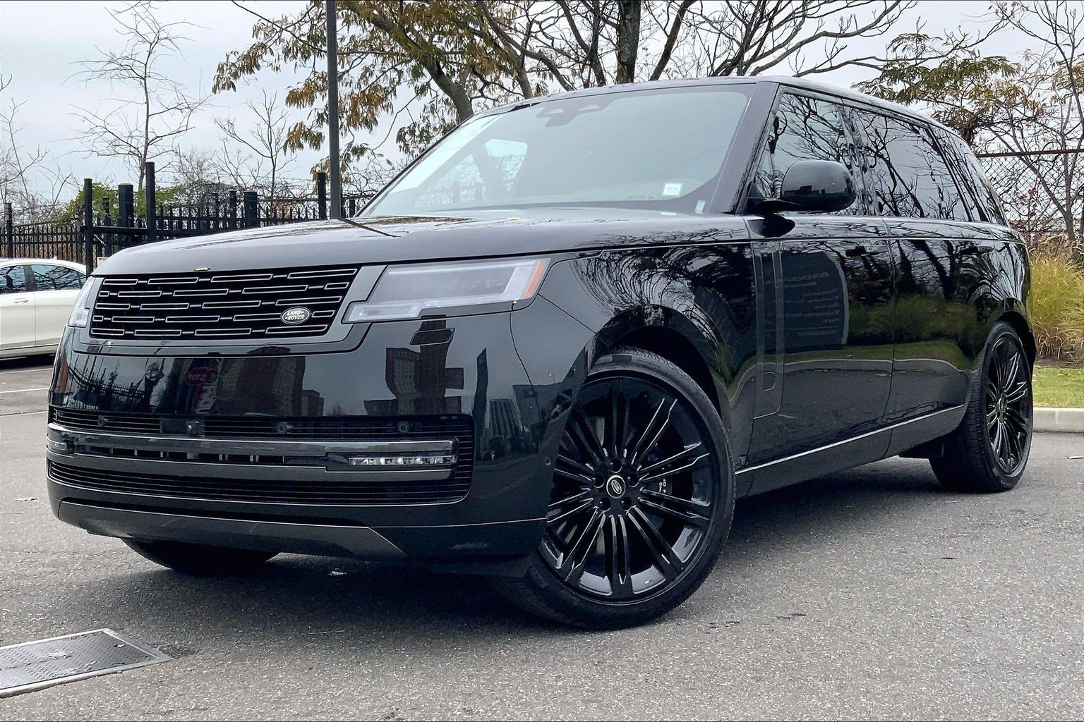 Used 2025 Land Rover Range Rover Long Wheelbase SE image 1